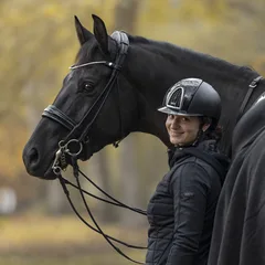 Barbora Uhrová-Marešová mit Reithelm neben einem Rappen